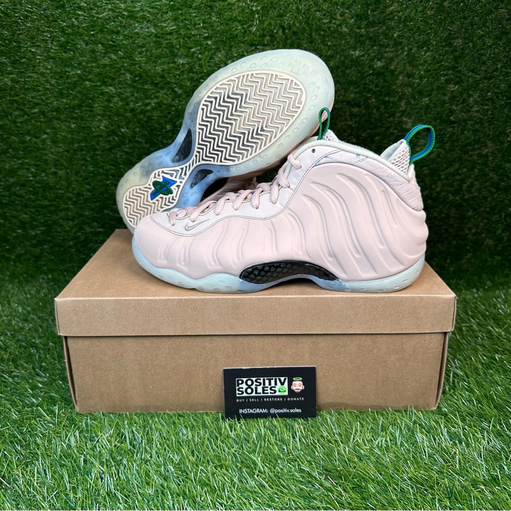 WMNS Foamposite One Particle Beige
